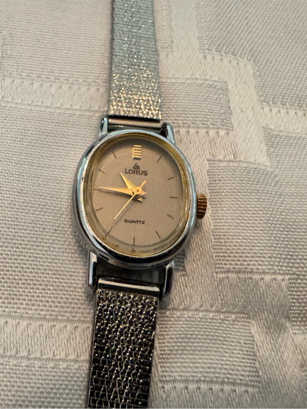 Vintage 80s-90s Lorus Classic Women's Silver Toned Mesh Strap Watch